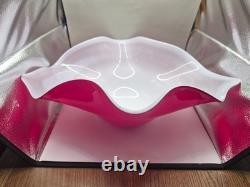 Très grande coupe centre de table en verre doublé de Murano rose et blanc, signée, de forme libre, 50 cm, 2,5 kg