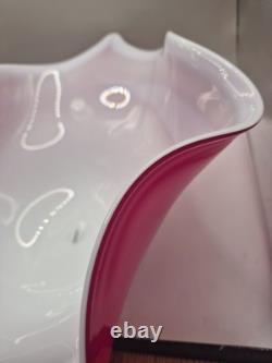 Très grande coupe centre de table en verre doublé de Murano rose et blanc, signée, de forme libre, 50 cm, 2,5 kg