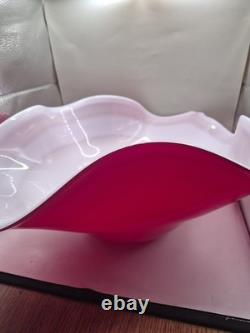 Très grande coupe centre de table en verre doublé de Murano rose et blanc, signée, de forme libre, 50 cm, 2,5 kg
