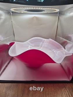 Très grande coupe centre de table en verre doublé de Murano rose et blanc, signée, de forme libre, 50 cm, 2,5 kg