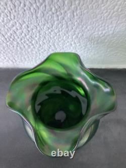 Trio de vases en verre irisé bohémien. Loetz ou Kralik vers 1900