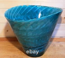 Un magnifique vase vintage des années 80 en verre de Murano, grand, bleu aquatique, 9x12 pouces, en parfait état.