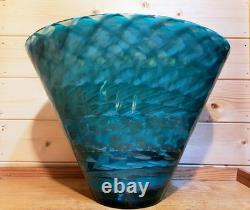 Un magnifique vase vintage des années 80 en verre de Murano, grand, bleu aquatique, 9x12 pouces, en parfait état.