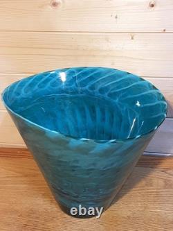 Un magnifique vase vintage des années 80 en verre de Murano, grand, bleu aquatique, 9x12 pouces, en parfait état.
