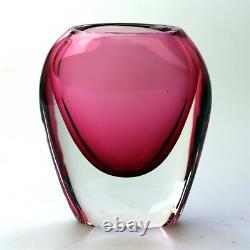 Un vase en verre artistique contemporain rétro attrayant des années 50, soufflé à la main, C. 20e siècle