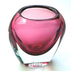 Un vase en verre artistique contemporain rétro attrayant des années 50, soufflé à la main, C. 20e siècle