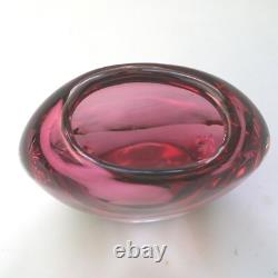 Un vase en verre artistique contemporain rétro attrayant des années 50, soufflé à la main, C. 20e siècle