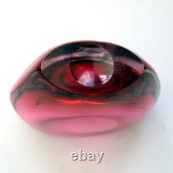 Un vase en verre artistique contemporain rétro attrayant des années 50, soufflé à la main, C. 20e siècle