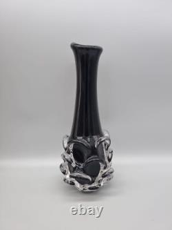 Un vase trompette vintage en verre noir de studio avec empreinte de pouce, style MCM