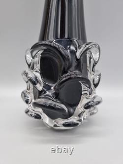 Un vase trompette vintage en verre noir de studio avec empreinte de pouce, style MCM