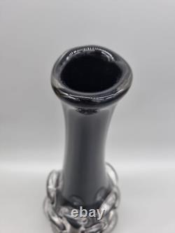 Un vase trompette vintage en verre noir de studio avec empreinte de pouce, style MCM