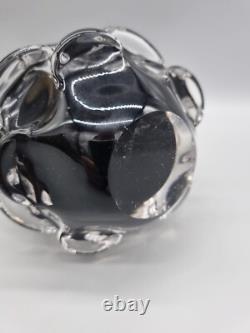 Un vase trompette vintage en verre noir de studio avec empreinte de pouce, style MCM