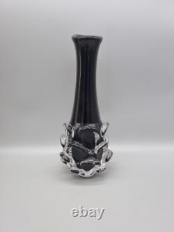 Un vase trompette vintage en verre noir de studio avec empreinte de pouce, style MCM