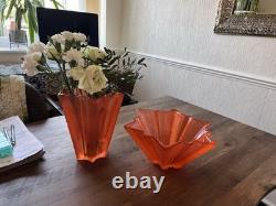 Une paire de rares vases étoile Art déco en verre pressé givré orange Pierre D’Avesn