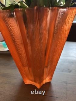 Une paire de rares vases étoile Art déco en verre pressé givré orange Pierre D’Avesn