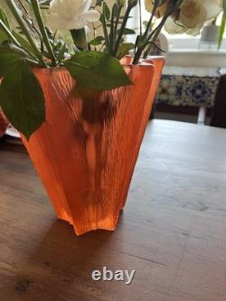 Une paire de rares vases étoile Art déco en verre pressé givré orange Pierre D’Avesn