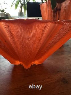 Une paire de rares vases étoile Art déco en verre pressé givré orange Pierre D’Avesn