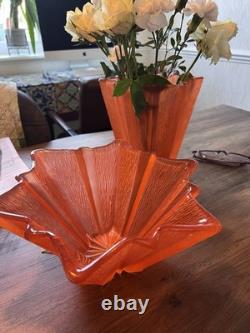 Une paire de rares vases étoile Art déco en verre pressé givré orange Pierre D’Avesn