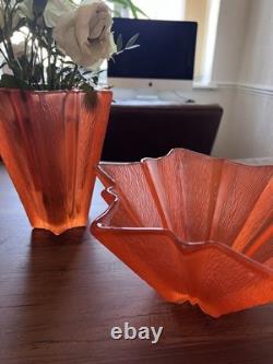 Une paire de rares vases étoile Art déco en verre pressé givré orange Pierre D’Avesn