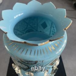 VASE À PIED EN VERRE BRISTOL BLEU DES ANNÉES 1870 AVEC PAPILLONS ET FLEURS, 8 PENDENTIFS EN GOUTTE D'EAU