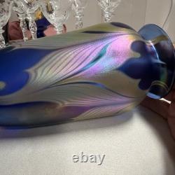 VASE EN VERRE ARTISTIQUE DONALD CARLSON 7,5 SIGNÉ BLEU IRISÉ AVEC MOTIF DE PLUME EN RELIEF