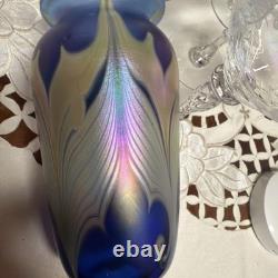 VASE EN VERRE ARTISTIQUE DONALD CARLSON 7,5 SIGNÉ BLEU IRISÉ AVEC MOTIF DE PLUME EN RELIEF