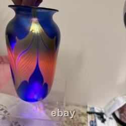 VASE EN VERRE ARTISTIQUE DONALD CARLSON 7,5 SIGNÉ BLEU IRISÉ AVEC MOTIF DE PLUME EN RELIEF