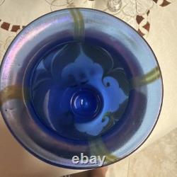 VASE EN VERRE ARTISTIQUE DONALD CARLSON 7,5 SIGNÉ BLEU IRISÉ AVEC MOTIF DE PLUME EN RELIEF