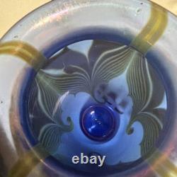 VASE EN VERRE ARTISTIQUE DONALD CARLSON 7,5 SIGNÉ BLEU IRISÉ AVEC MOTIF DE PLUME EN RELIEF