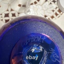 VASE EN VERRE ARTISTIQUE DONALD CARLSON 7,5 SIGNÉ BLEU IRISÉ AVEC MOTIF DE PLUME EN RELIEF