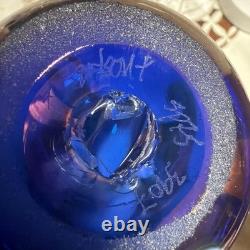 VASE EN VERRE ARTISTIQUE DONALD CARLSON 7,5 SIGNÉ BLEU IRISÉ AVEC MOTIF DE PLUME EN RELIEF