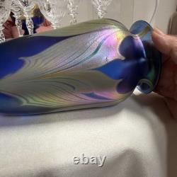 VASE EN VERRE ARTISTIQUE DONALD CARLSON 7,5 SIGNÉ BLEU IRISÉ AVEC MOTIF DE PLUME EN RELIEF