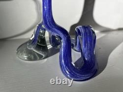 VASE EN VERRE SOUFFLÉ TORDU BLEU GRIS DEPUIS L'ITALIE ANNÉES 1960 41 cm de hauteur 15 cm de largeur