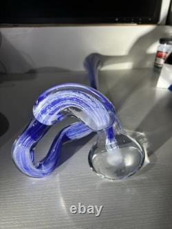 VASE EN VERRE SOUFFLÉ TORDU BLEU GRIS DEPUIS L'ITALIE ANNÉES 1960 41 cm de hauteur 15 cm de largeur