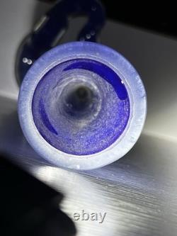 VASE EN VERRE SOUFFLÉ TORDU BLEU GRIS DEPUIS L'ITALIE ANNÉES 1960 41 cm de hauteur 15 cm de largeur