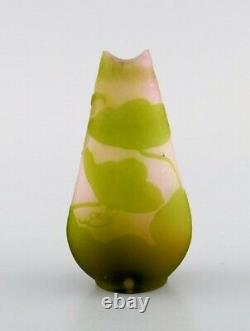 Vase Antique Emile Gallé En Verre D'art Rose Givré Et Vert Avec Feuillage