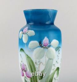 Vase Antique En Verre D'art Opal Avec Des Fleurs Peintes À La Main. Env. 1900