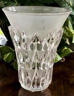 Vase Art Déco Lalique Feuilles. Vase Clair Et Givré En Forme De Trompette En Forme De Menthe