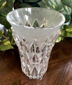 Vase Art Déco Lalique Feuilles. Vase En Forme De Trompette En Cristal Clair Et Givré Menthe