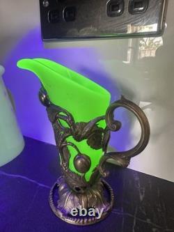 Vase Art Nouveau en uranium avec base en métal en verre vert antique