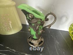 Vase Art Nouveau en uranium avec base en métal en verre vert antique