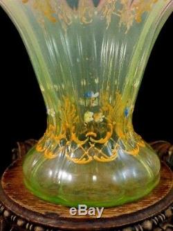 Vase En Porcelaine Ophtalmique Opalescente À La Canneberge De Bohême HP