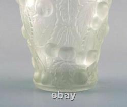 Vase En Verre D'art Lalique En Verre Clair Avec Cerises En Relief. 1930/40's