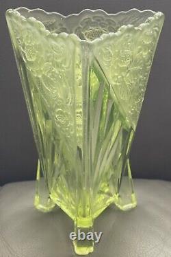 Vase En Verre D'uranium Art Déco De 1930 Par Sowerby Avec Des Chrysanthèmes Sablés