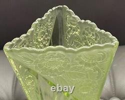 Vase En Verre D'uranium Art Déco De 1930 Par Sowerby Avec Des Chrysanthèmes Sablés
