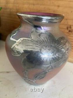 Vase En Verre Irisé Loetz Art Nouveau Avec Superposition En Argent Sterling