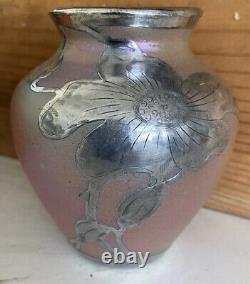 Vase En Verre Irisé Loetz Art Nouveau Avec Superposition En Argent Sterling
