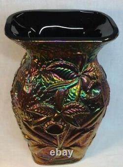 Vase Noir Noir De Carnaval De Verre De Fenton Avec La Conception Augmentée D’orchidée