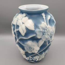 Vase Phoenix Consolidated Art Glass en verre bleu/blanc dogwood des années 1930 de 10 1/2 pouces