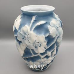 Vase Phoenix Consolidated Art Glass en verre bleu/blanc dogwood des années 1930 de 10 1/2 pouces